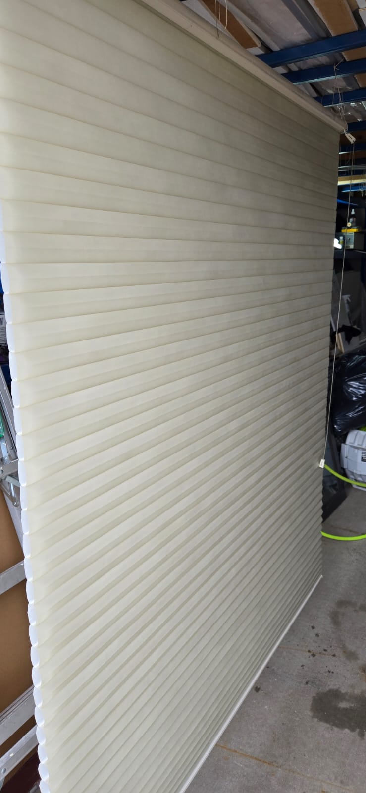 Blind cleaning wash bath with blinds being cleaned