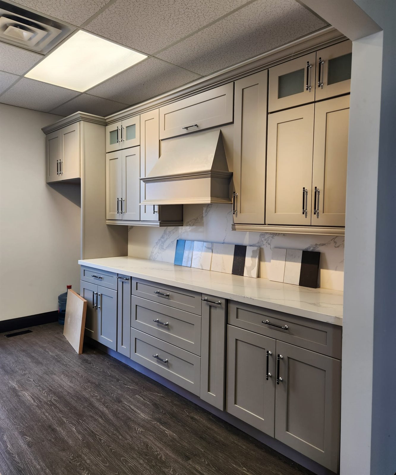 Two tone kitchen cabinets with white uppers and grey base cabinets